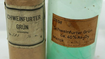 Original verpacktes Grünpigment "Schweinfurter Grün" (Bild: TH Köln - CICS - Andrea Pataki-Hundt) Original verpacktes Grünpigment "Schweinfurter Grün" (Bild: TH Köln - CICS - Andrea Pataki-Hundt)