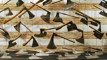 In einer ungewöhnlichen Präsentation zeigt das Museum „Maison de l‘outil et de la pensée ouvrière" verschiedene Beile sowohl hängend als auch liegend in einer Vitrine. (Bild: Charles Indekeu) In einer ungewöhnlichen Präsentation zeigt das Museum „Maison de l‘outil et de la pensée ouvrière" verschiedene Beile sowohl hängend als auch liegend in einer Vitrine. (Bild: Charles Indekeu)