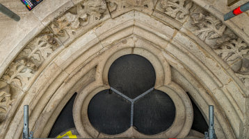 Kölner Dom: Fenstermaßwerk im Mauerwerk des Chorkapellenkranzes (F14.1-F14.2) im Zwischenzustand nach der Restaurierung des Gesteins, ausstehende Verfugung.  (Bild: Kölner Dombauhütte, Steinrestaurierungswerkstatt.)