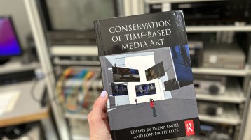 Die neu erschienene Buchpublikation "Conservation of Time-based Media Art" ist das erste umfassende Handbuch im Bereich Medienkunsterhaltung und kompiliert die globale Bandbreite aktueller Praktiken und Perspektiven.  (Bild: Joanna Phillips)