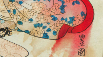 Detailausschnitt eines japanischen Farbholzschnittes. Zu sehen ist ein Ausschnitt aus einem traditionellen Gewand. Das Objekt hat einen Wasserschaden, wodurch die rote Druckfarbe ausgelaufen ist (Bild: Maike Linden)