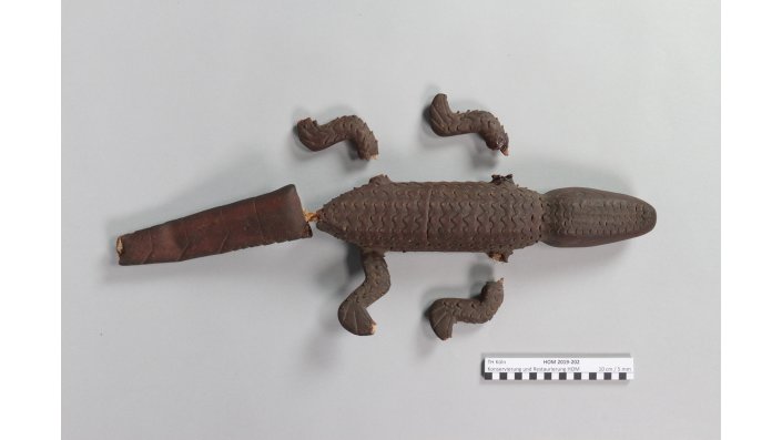 Im Rahmen eines Masterprojekts werden drei Kautschuk-Tierfiguren aus dem Weltkulturen Museum in Frankfurt am Main, die aus Südamerika stammen und ins 19. Jahrhundert datiert sind, untersucht und analysiert. Außerdem werden ein Erhaltungskonzept für die Objekte erstellt und restauratorische Arbeiten durchgeführt. Der Fokus der Arbeit liegt unter anderem auf der Identifizierung der indigenen Herstellungsmethode sowie auf der präventiven Konservierung. Bei Letzterem steht hauptsächlich das Problem der oxidativen Alterung von Kautschuk bei Kontakt mit Luftsauerstoff im Mittelpunkt.
