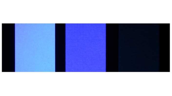 12.	Probepapiere unter ultravioletter Strahlung (340-400nm). Links (P-Jupp) mit optischen Aufhellern, mittig (P-Hah) mit optischen Aufhellern und rechts ein Referenzpapier ohne optische Aufheller,