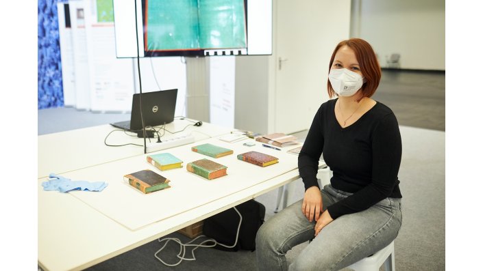 Juliane Wetten stelte die Herausforderungen im Umgang mit Arsenhaltigem Bibliotheksgut vor.