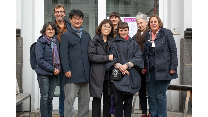 Das Abschiedsgruppenbild zeigt bei allen Beteilgten große Zufriedenheit. Von links nach rechts: Jung Soon-Chim, Andreas Krupa, Yang Seog Joong, Lee Yun Seong, Lisa Burkart, Alma Ben Yossef, Dr. Gudrun Bühl, Dr. Patricia Frick.