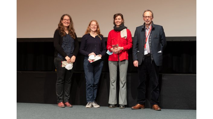 Die Preisträgerinnen des Fördervereinspreises 2021 Veronika Lauber, Charlotte Hoffmann und Rhe Suykens strahlen mit dem Vorsitzenden des Fördervereins Dr. Michael Euler-Schmidt um die Wette.