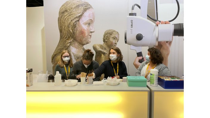 Noch bis kurz vor die Messe galten Corona-Hygieneregeln des Landes NRW, die es unmöglich gemacht hätten ein Café am Messestand zu betreiben. Zuletzt hatte das CICS ein wenig Glück und die Messe-Besucher*innen konnten den Treffpunkt dann doch für einen Kaffee und Gespräche nutzen. Der Dank gilt den Studierenden, die das Café mit viel Begeisterung betrieben haben.