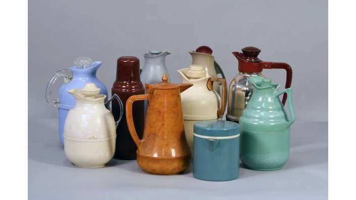 Bunte Auswahl an Thermoskannen aus der Sammlung von Kunststoffobjekten des LVR-Industriemuseums Oberhausen