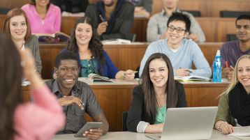 Internationale Studierende im Hörsaal (Bild: istock.com/FatCamera)