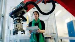 Roboterarm während der Arbeit (Bild: TH Köln) Roboterarm während der Arbeit (Bild: TH Köln)