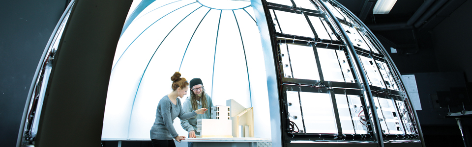 Zwei Architekturstudenten unter einem Kuppeldach (Image: Thilo Schmülgen/FH Köln)