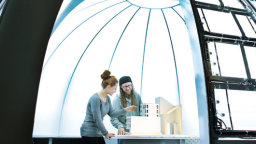 Zwei Architekturstudenten unter einem Kuppeldach (Bild: Thilo Schmülgen/FH Köln)