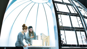 Zwei Architekturstudenten unter einem Kuppeldach (Bild: Thilo Schmülgen/FH Köln)