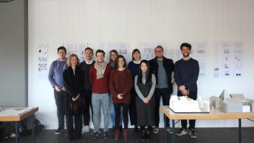 Masterstudierende der TH Köln und eine Austauschstudentin aus Kyoto mit Prof. i.V. Susanne Kohte (Bild: TH Köln Architektur)