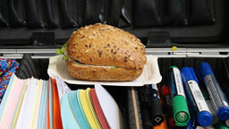 Foto von einem Mehrkornbrötchen mit Kochschinken in einem Flipchart-Koffer (Bild: Melanie Werner) Foto von einem Mehrkornbrötchen mit Kochschinken in einem Flipchart-Koffer (Bild: Melanie Werner)