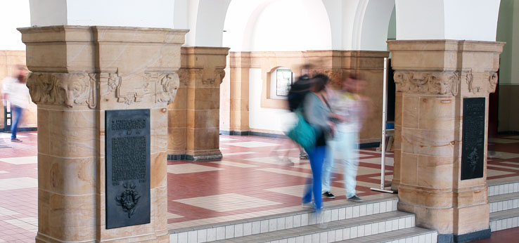 Foyer Campus Südstadt mit Menschen verschwommen dargestellt (Image: Dirk Osterkamp)