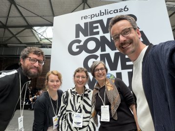 Prof. Duckwitz, TH Köln DITES (Mitte) mit Studierenden und Kolleg*innen auf der re:publica 2026