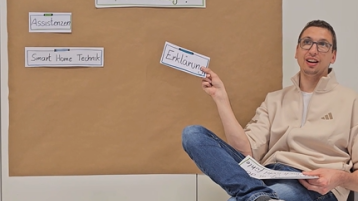 Videoausschnitt, Florian zeigt Moderationskarten