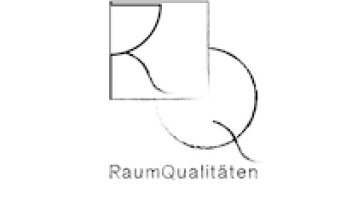 Hier ist das Logo des Projekts RaumQualitäten zu sehen. Es besteht aus dem Buchstaben R, der in einem Quadrat ist. Die obere Rundung des R ist abgeflacht, sodass diese Linie parallel zum quadrat verläuft. An der linken unteren Ecke des Quadrats schließt sich der Buchstabe Q an, der in das Quadrat übergeht. Unter dem R und dem Q befindet sich der Schriftzug RaumQualitäten. Hier ist das Logo des Projekts RaumQualitäten zu sehen. Es besteht aus dem Buchstaben R, der in einem Quadrat ist. Die obere Rundung des R ist abgeflacht, sodass diese Linie parallel zum quadrat verläuft. An der linken unteren Ecke des Quadrats schließt sich der Buchstabe Q an, der in das Quadrat übergeht. Unter dem R und dem Q befindet sich der Schriftzug RaumQualitäten.