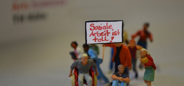 DeckblattSahnehäubchenWS18/19 (Bild: Soziale Arbeit plus)