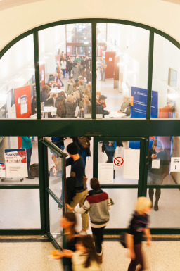 Viele Studierende besuchen die Praxismesse