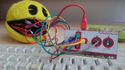 MakeyMakey Platine mit Kabeln, Tastatur und einer Pacman-Figur (Bild: Jürgen Sleeges)