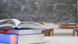 Bücherstapel vor Tafel (Bild: Dirk Osterkamp)