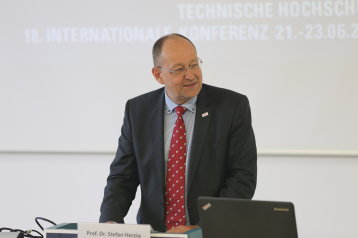 Präsident Prof. Dr. Stefan Herzig begrüßt das Auditorium