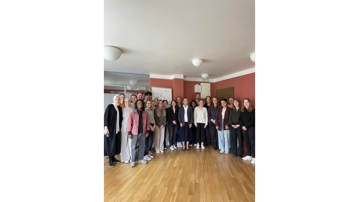 Besuch und Austausch bei der Deutschen Botschaft