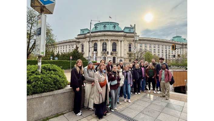 Vor dem Gebäude der Sofia Universität "St. Kliment Ohridski"