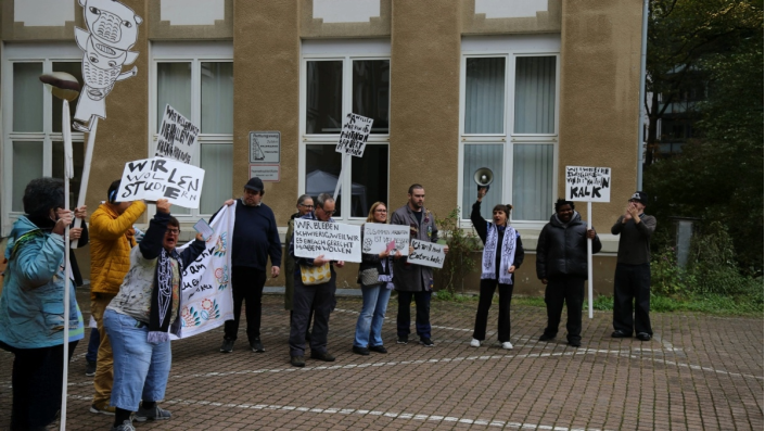 Künstler*innen protestieren auf dem Innenhof.