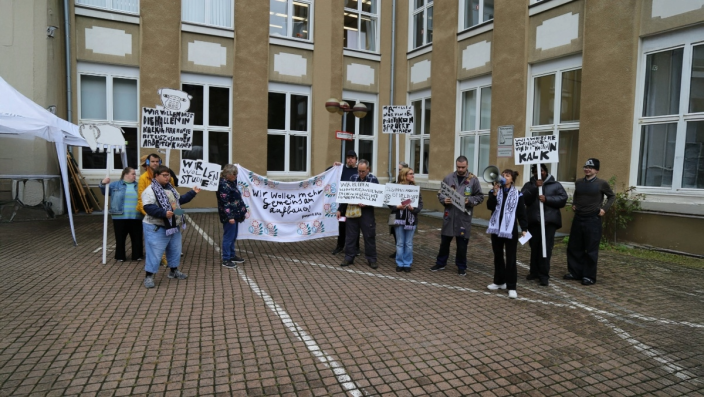 Künstler*innen protestieren auf dem Innenhof. 