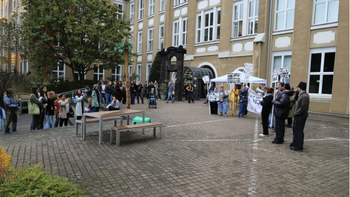 Künstler*innen protestieren auf dem Innenhof. 