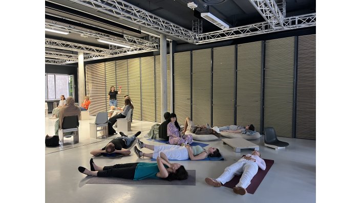 Das Bild zeigt Studierende der Uni zu Köln bei einer Traumreise