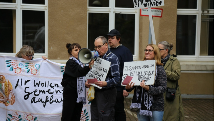 Künstler*innen protestieren auf dem Innenhof.