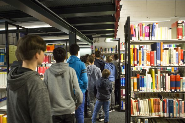 In der Bibliothek - Teilnehmer des Boys´ Day 2017 auf Entdeckungstour durch die Fakultät für Angewandte Sozialwissenschaften