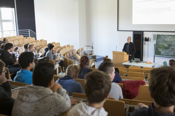 In einer echten Vorlesung - Teilnehmer des Boys´ Day 2017 auf Entdeckungstour durch die Fakultät für Angewandte Sozialwissenschaften