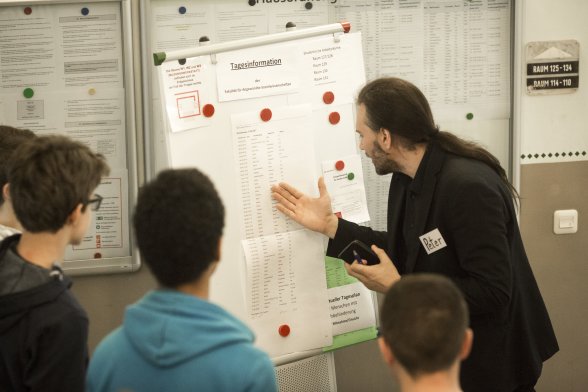 Teilnehmer des Boys´ Day 2017 auf Entdeckungstour durch die Fakultät für Angewandte Sozialwissenschaften