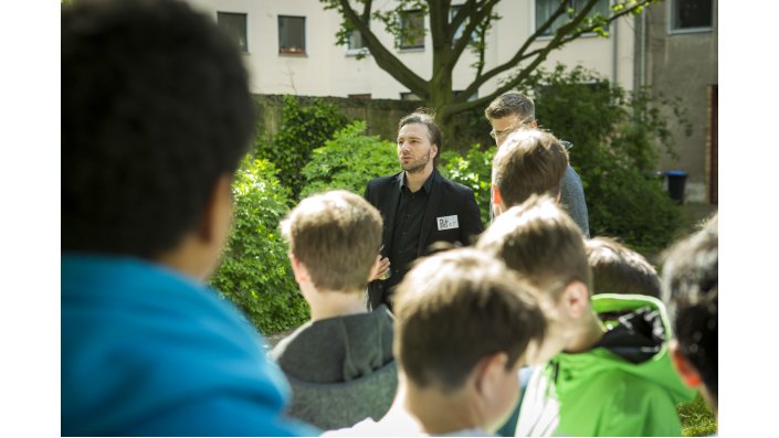 Auf dem Campus Südstadt - Teilnehmer des Boys´ Day 2017 auf Entdeckungstour durch die Fakultät für Angewandte Sozialwissenschaften