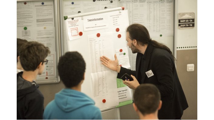 Teilnehmer des Boys´ Day 2017 auf Entdeckungstour durch die Fakultät für Angewandte Sozialwissenschaften