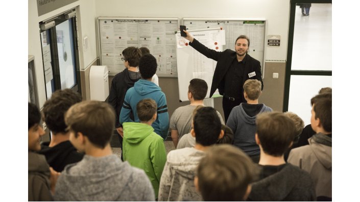 Teilnehmer des Boys´ Day 2017 auf Entdeckungstour durch die Fakultät für Angewandte Sozialwissenschaften