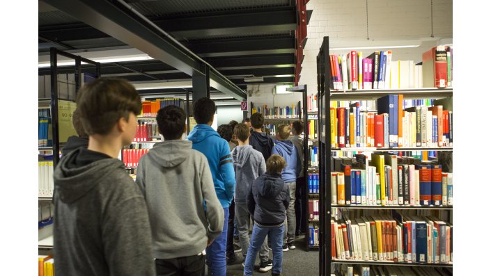 In der Bibliothek - Teilnehmer des Boys´ Day 2017 auf Entdeckungstour durch die Fakultät für Angewandte Sozialwissenschaften