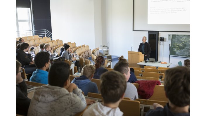 In einer echten Vorlesung - Teilnehmer des Boys´ Day 2017 auf Entdeckungstour durch die Fakultät für Angewandte Sozialwissenschaften