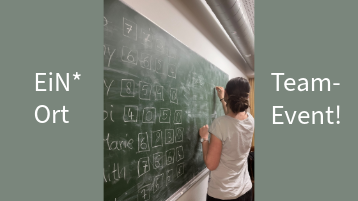Eine Person malt auf eine Tafel. Rechts steht EiN* Ort. Links steht Team-Event!