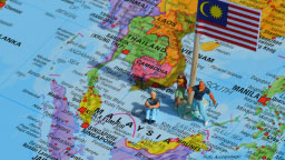 Kartenausschnitt Malaysia mit kleinen Figuren (Bild: Anette Kunze) Kartenausschnitt Malaysia mit kleinen Figuren (Bild: Anette Kunze)