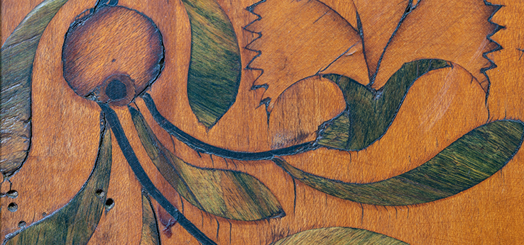 Das Bild zeigt den Einsatz grünfaulen Holzes in der Intarsie einer süddeutschen Truhe von 1602 aus der Sammlung des Museums für Angewandte Kunst Köln. Die grünen Blätter der Rankenmotive bestehen aus Furnierstücken grünfaulen Holzes. (Bild: TH Köln - CICS - Susanne Klug, Lena Gürtler)