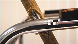 Detail, Fehlstelle im Bereich der linken Armlehne Detail, Fehlstelle im Bereich der linken Armlehne
