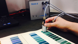 Vis-Spektrometer während der Messung einer Farbstoffreferenz