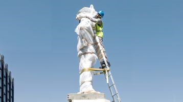 »What will replace you?« von Gift Uzera, Muningandu Hoveka und Nicola Brandt, Windhoek, Namibia, 24. November 2022. Die Fotografie ist Teil des Werks „Man of War: Leave My House“. (Bild: Hoveka, Brandt, Muningandu) »What will replace you?« von Gift Uzera, Muningandu Hoveka und Nicola Brandt, Windhoek, Namibia, 24. November 2022. Die Fotografie ist Teil des Werks „Man of War: Leave My House“. (Bild: Hoveka, Brandt, Muningandu)