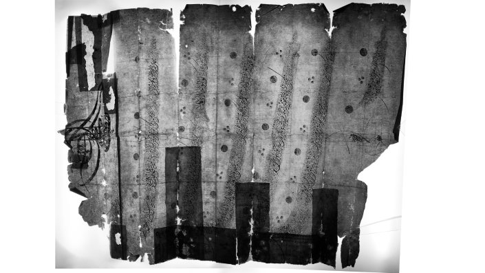 Bild 2 zeigt den gesamten Berât im Durchlicht, schwarz-weiß, von vorne. Durchscheinend sind die Altrestaurie-rungen, welche auf der Rückseite aufgeklebt sind.